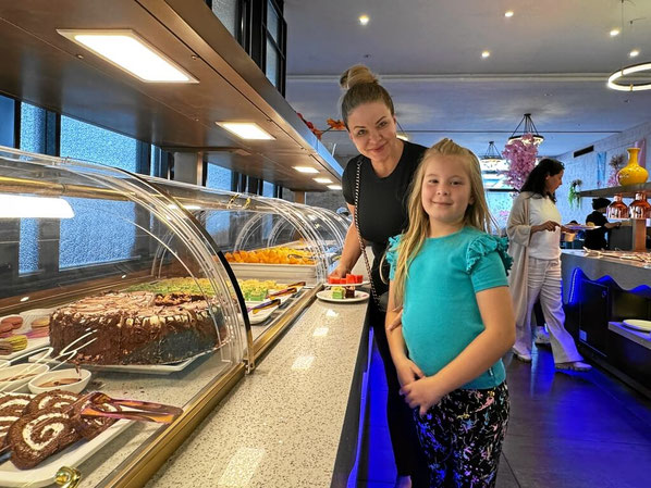 Nachspeisen, Kaffee und Kuchen am Buffet