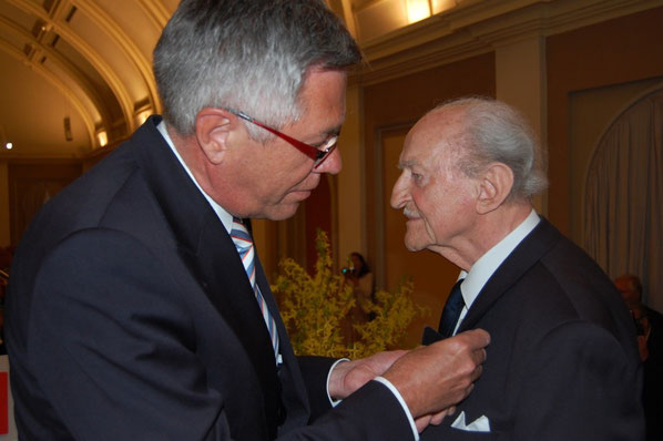 Der Präsident des DRV, Siegfried Kaidel, ehrt Horst Draheim, u.a. bereits 1940  Deutscher Jugendmeister im Rennachter und 1947 Mitbegründer  der Rudersparte Potsdam in der Berliner Straße