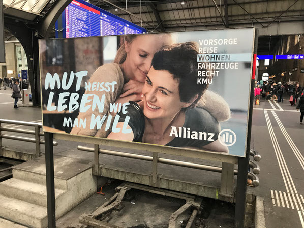Die aktuelle Kampagne von Allianz gefällt durch die Bildsprache, die frische Typo und durch die Rubriken rechts. Zum einen zeigen diese die Breite des Versicherungsangebots, zum andern sieht der Betrachter gleich, um welchen Lebensbereich es geht.