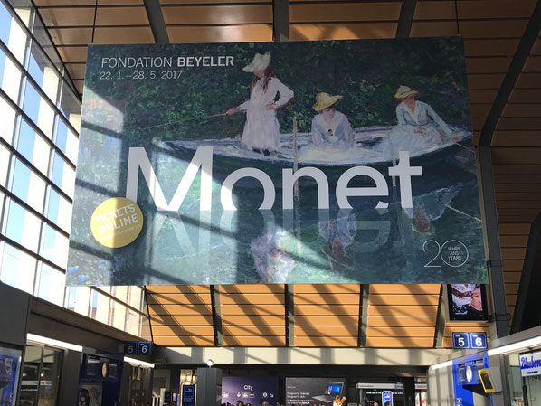 Spezialeffekte: dieses Grossplakat im Bahnhof Basel wird durch die Spiegelungen im Sujet und durch den Schattenwurf der Fenster zum eigenständigen Kunstwerk.