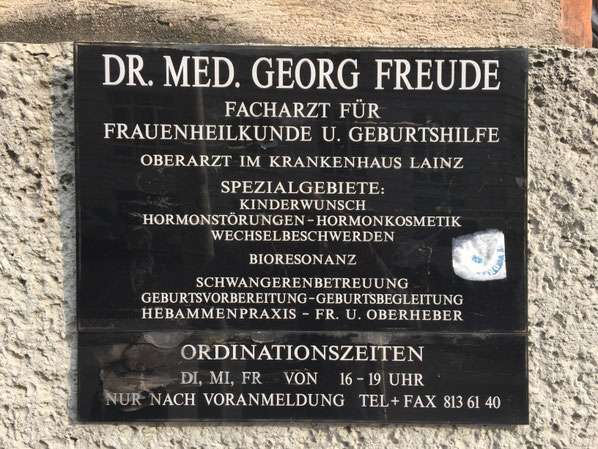 In Wien gesehen: die Werbetafel, die den Familiennamen schön mit dem Angebot kombiniert.