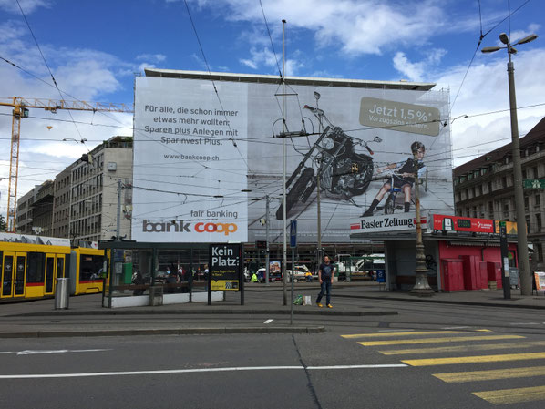 Das ist grosse Werbung: Während der Fassadenrenovation am Aeschenplatz hat die Bank Coop die ganze Gebäudefront mit einer Werbeplane zugedeckt.