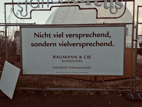 Ein Wortspiel, das es in sich hat. Das ist wirklich individuell und unkonventionell (wie im unteren Teil des Plakats zu lesen) - und glaubwürdig. Auch wegen der schlichten Gestaltung.