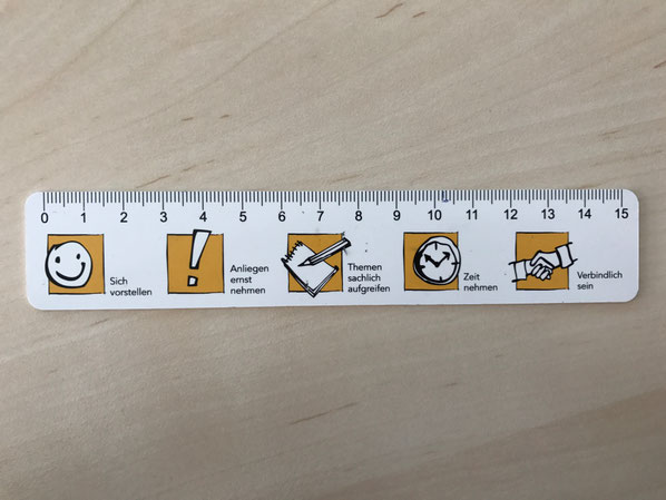 Ein Lineal - bei einer Kollegin im Etui gefunden - zeigt die wichtigsten Punkte, die bei der Entgegennahme einer Beschwerde zu befolgen sind.