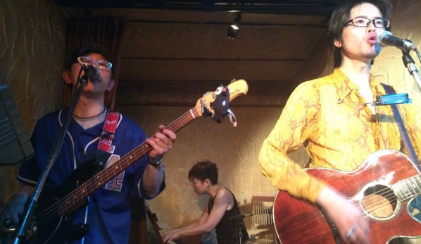 邑本真司 with the riverが四ツ谷コタンで演奏している場面