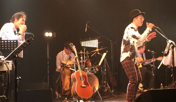 渋谷マウントレーニアホールの10周年記念ライブで歌うママノリア
