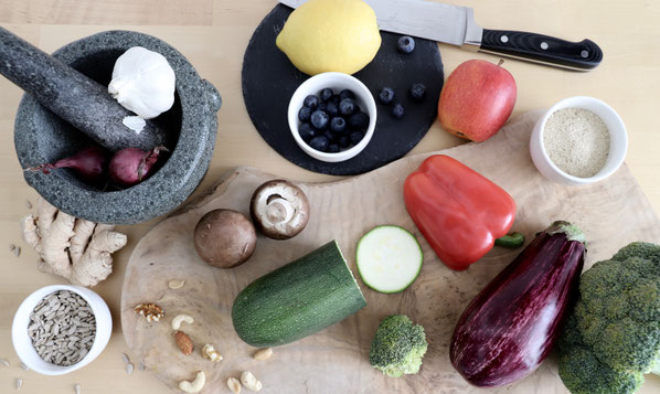 Immunbooster für eine bessere Gesundheit, Gemüse, Obst, Knoblauch, Sonnenblumenkerne, Nüsse, Brokkoli, Hefeflocken, Zitrone, Pilze, Zwiebeln