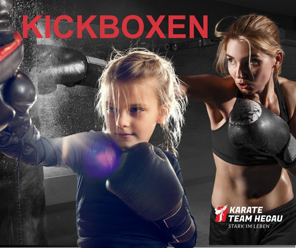 Ein kleines Mädchen und eine junge Frau machen Kickboxen Techniken in Singen