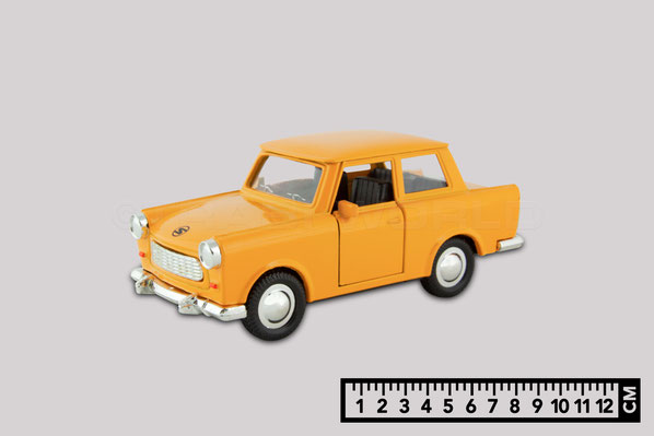 Das Bild zeigt ein Trabant Modellauto im Maßstab 1 zu 39. Es ist 12 Komma 5 Zentimeter lang.