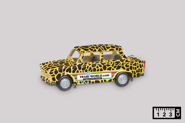 Das Bild zeigt ein Trabi Modellauto von Herpa im Maßstab 1 zu 87. Es ist 3 Komma 5 Zentimeter lang.