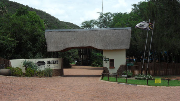 Einfahrt zur Lodge