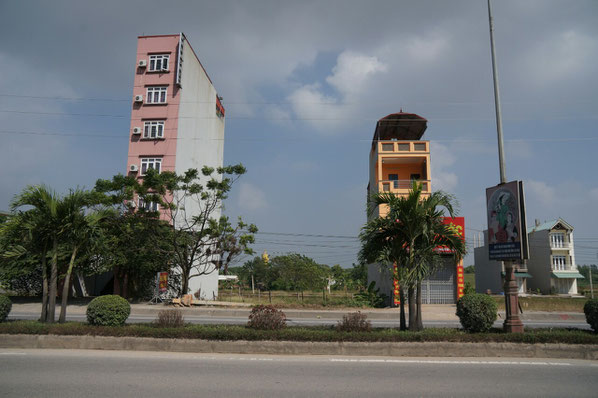 Habitation Vietnamiennes typiques.  Même quand la place ne manque pas (encore), ça reste tout en longueur!