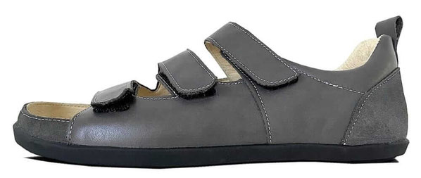 Herren Sandale aus grauem Leder mit Fersenriemen