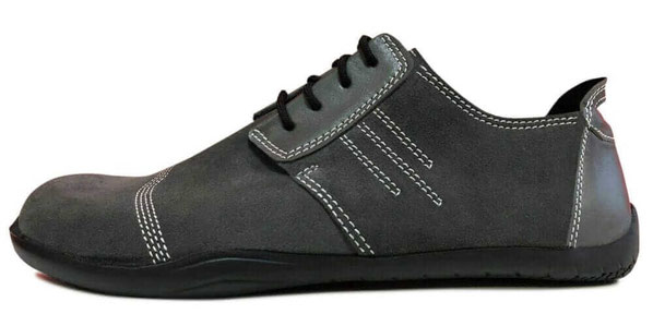 Flache Barfußschuhe komplett aus grauem Veloursleder mit weißen Nähten und schwarzen Senkeln 