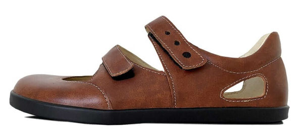 Damen Sandale aus cognacfarbenem Leder mit weißen Nähten mit Fersenriemen und Klettverschlüssen. 
