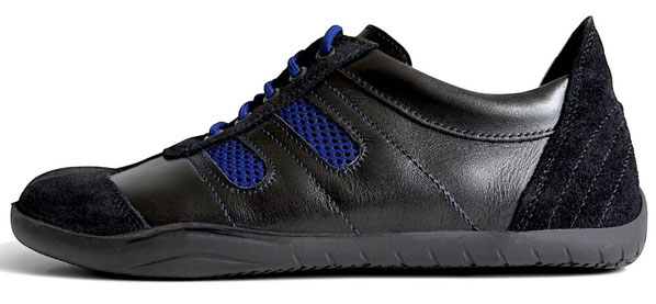 Flacher Senmotic Barfußschuh aus schwarzen glatten Rindsleder und Veloursleder mit blauen Nähten und blauen Mesh Einsätzen