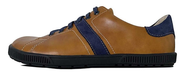 Flacher Barfußschuh aus braunem Leder mit Streifen und Besatz aus blauem Leder
