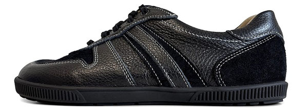 Flacher Wanderschuh aus schwarzem Leder