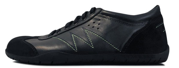 Barfuß Laufschuh aus Leder Schwarz mit grünen Ziernähten, Perforationen im Leder und schwarzer Laufsohle