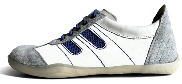 Flacher Senmotic Barfußschuh aus weißen glatten Rindsleder und Veloursleder mit blauen Nähten und blauen Mesh Einsätzen