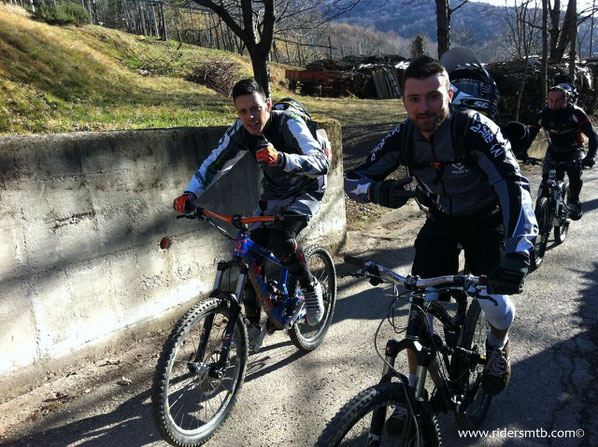 fa freddo ma nel giro di poche centinaia di metri sembra estate!!! Due rampe ferocissime ci scaldano corpo e mente!!!