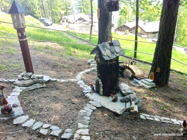 l'ascesa è completamente immersa nel fitto bosco.....ragion per cui il panorama è monotono......l'umore si alza alla vista del villaggio degli gnomi!!... 