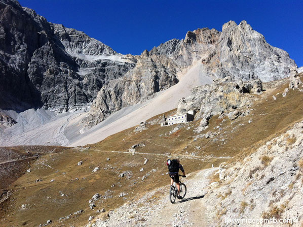 l'ex caserma aggrappata a rocce stile Dolomiti 