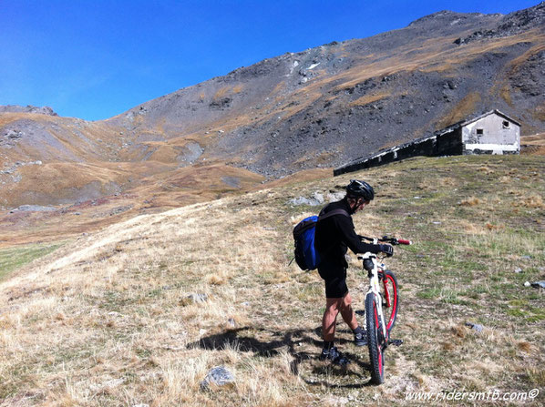 il tracciato è assai tosto in virtù delle forti pendenze che a lunghi tratti, circa un'ora e trenta minuti in totale, obbliga lo spintage/portage 