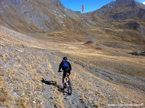 affacciandosi dal Col del Pys... il panorama è favoloso...ci immergiamo in una conca meravigliosa con vista sul colle dell'Albergian, il GPM odierno!!! 