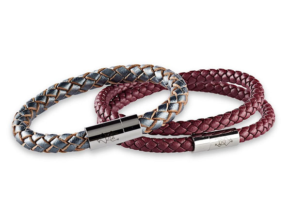 Ein geflochtenes 8 mm Lederarmband mit Edelstahl Verschluss liegt auf einen doppelten geflochtenen Lederarmband in Rot mit Magnetverschluss