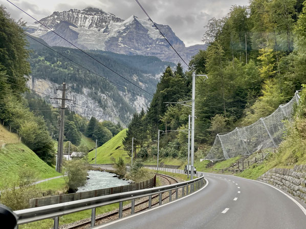 Am Fluss entlang nach Lauterbrunnen - schneebedeckte Berggipfel im Blick 