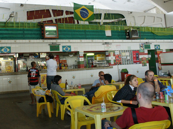 ... im Fussballgespräch mit einem Brasilianer im Flamengo-Trickot