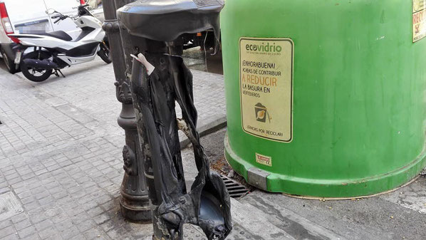 Vándalos queman papeleras   en la ciudad de Valencia