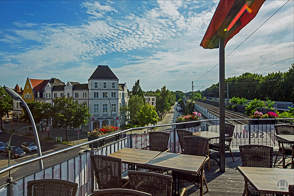 Stellwerk Lio in Berlin Lichterfelde - Ost. Blick von der Terrasse zur Bahnstrecke.