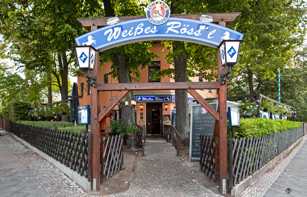 Weißes Rössl in Berlin-Lichterfelde, Heinersdorfer Straße. Eingangsportal zum Biergarten.