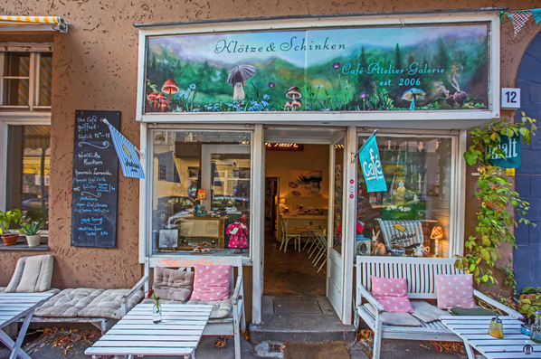 Taut-Haus Kottbusser Damm Ecke Bürknerstraße. Café und Galerie "Klötze & Schinken".