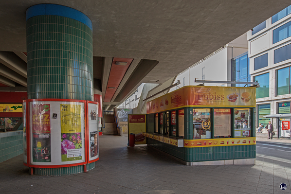 Das Ensemble U - Bahnhof Schloßstraße. Currywurststand unter der Brücke.