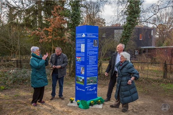 Bruno Taut, Blankenfelde-Mahlow. Privates Wohnhaus Bruno Taut. Enthüllte Stele. Bürgermeister Ortwin Baier, Hanna Dippner, Dietmar Bocksch, Siegried Sohr.