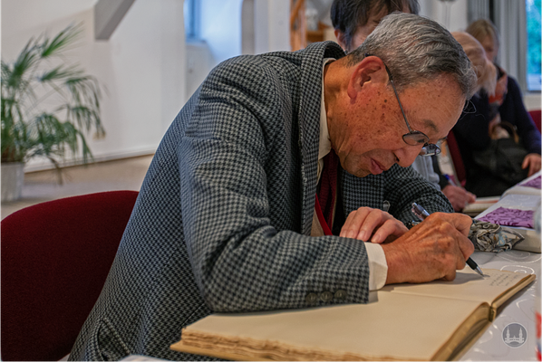Bruno Taut, Blankenfelde-Mahlow. Professor Dr. Tanaka beim Eintrag ins Buch der Gemeinde.