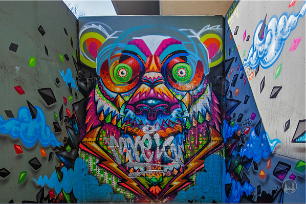 Street Art in Berlin. Zu schön, um wegzusehen. Troll am Steglitzer Bierpinsel.