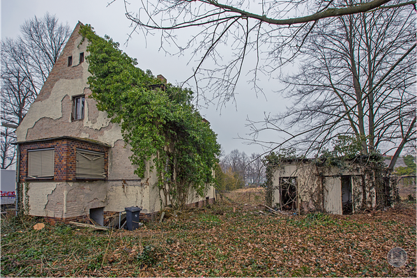 Das Geisterhaus vom Lichtenrader Damm in Berlin. Blick von der Gartenseite.