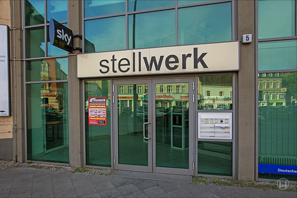 Stellwerk Lio in Berlin Lichterfelde - Ost. Eingang zum gläsernen Treppenhaus des Restaurants "Stellwerk".