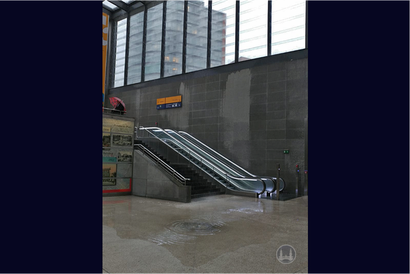 Der Bahnhof Potsdamer Platz läuft voll Wasser.