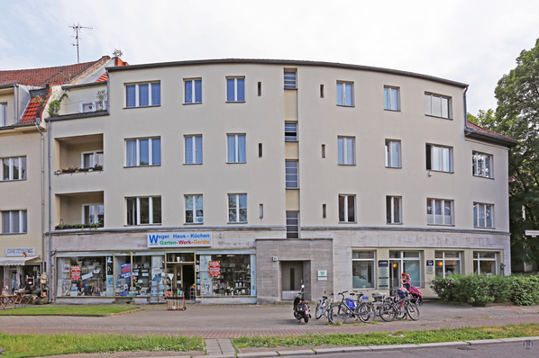 Das Kino Lida am Breitenbachplatz in Berlin. Eisenwaren Weger.