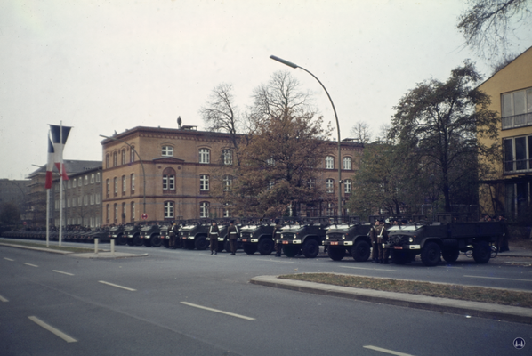 Besuch des französischen Staatspräsidenten Valery Giscard d'Estaing in Berlin, 1979. Die franz. Garnison ist zur Parade angetreten.