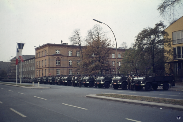 Foto: Lutz Röhrig. Besuch des französischen Staatspräsidenten Valery Giscard d'Estaing in Berlin, 1979. Die franz. Garnison ist zur Parade angetreten.