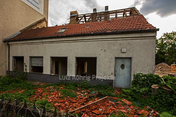 Berlin, Bauerngehöft Mariendorfer Damm 106. Das Dach ist weitgehend entfernt.