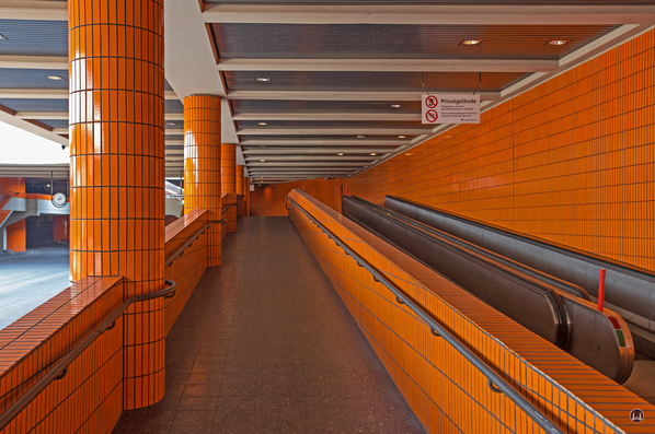 Das International Congress Centrum (ICC) Berlin. Rolltreppen zum Haupteingang.