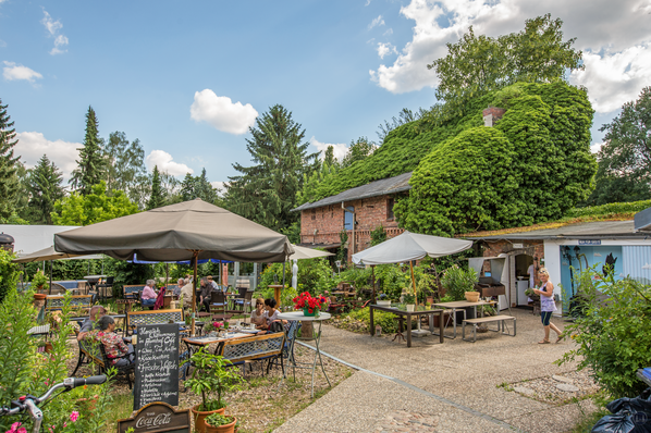 Café im Auenhof und die Kunstgalerie Aagaard im Berliner Stadtteil Hermsdorf. Der Garten mit Blick zum alten Stall.