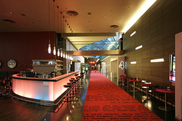 CineStar Kino im Sony Center Berlin. Bar am Ende des Flurs.